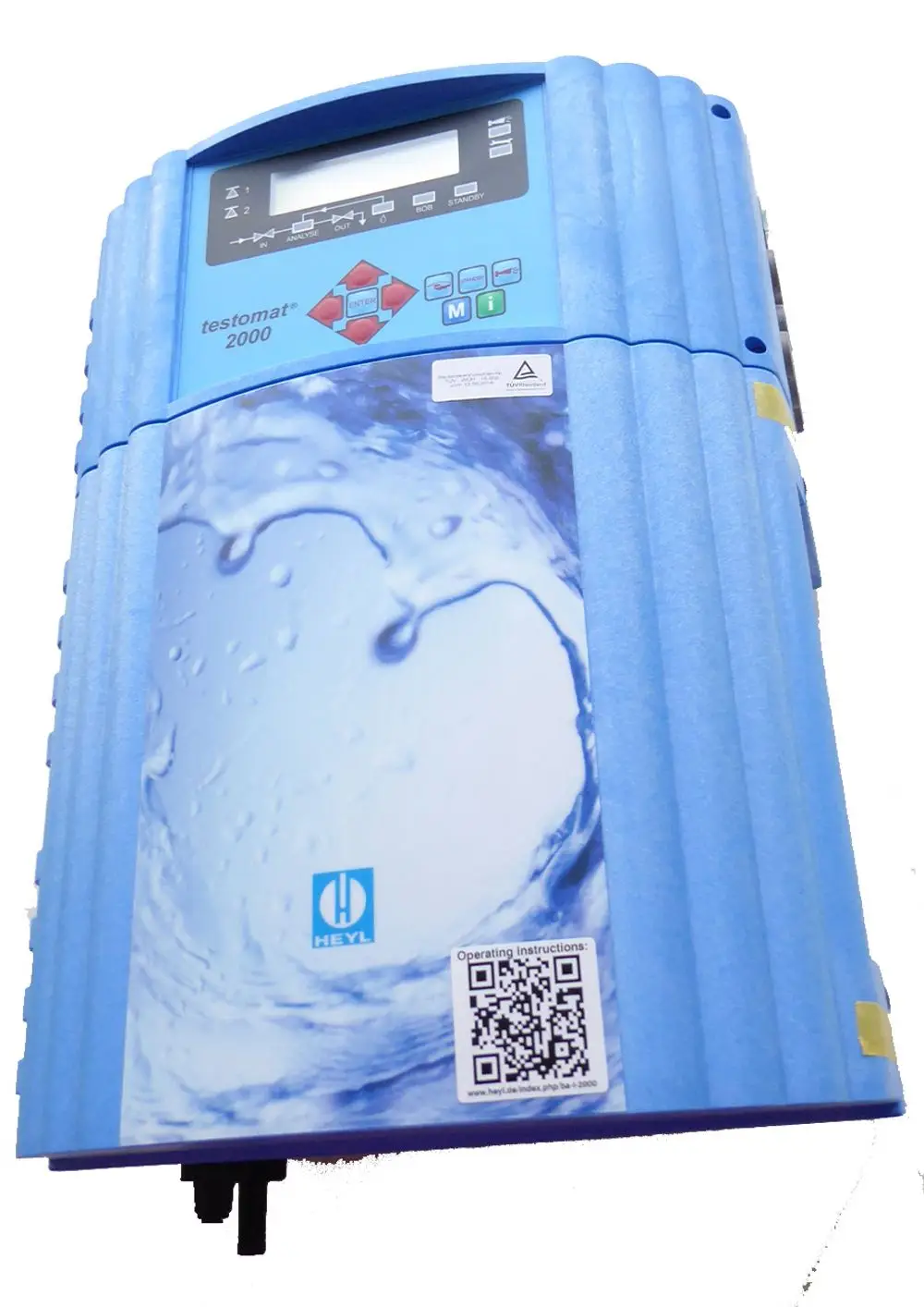 Gerät in hellblauer Farbe mit digitalem Display und Bedienelementen, das für die Wasseranalyse von Judo ausgelegt ist. Auf der Vorderseite sind Wasser-Design und QR-Code abgebildet.